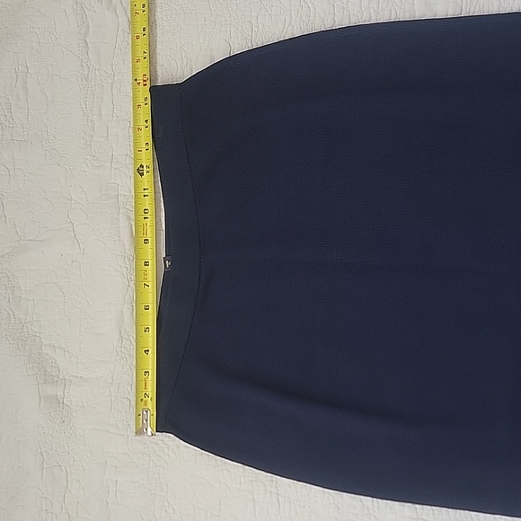 St. John Skirt Size 12 - Picture 3 of 6